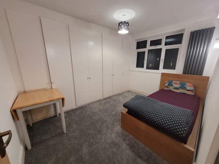 Room Oakfield Park Road in Dartford