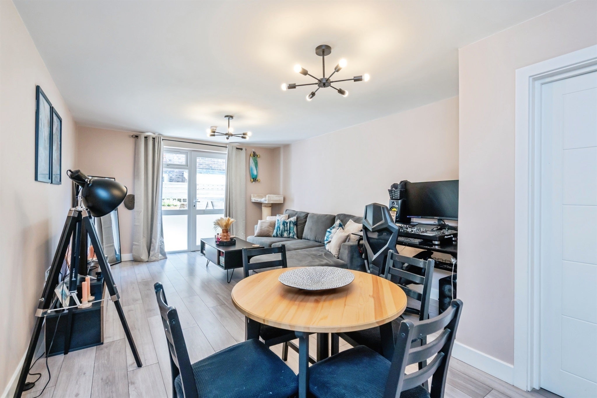Flat Richmond Avenue in Arun