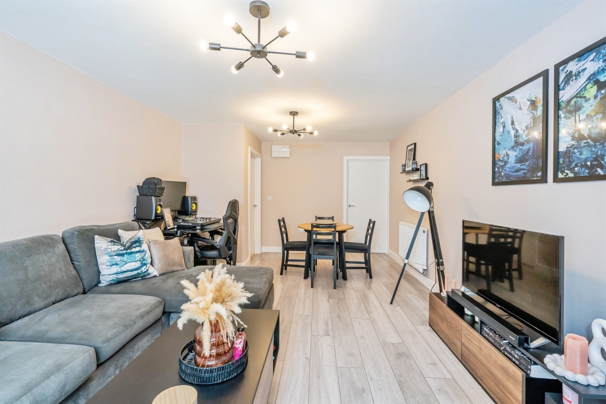 Flat Richmond Avenue in Arun