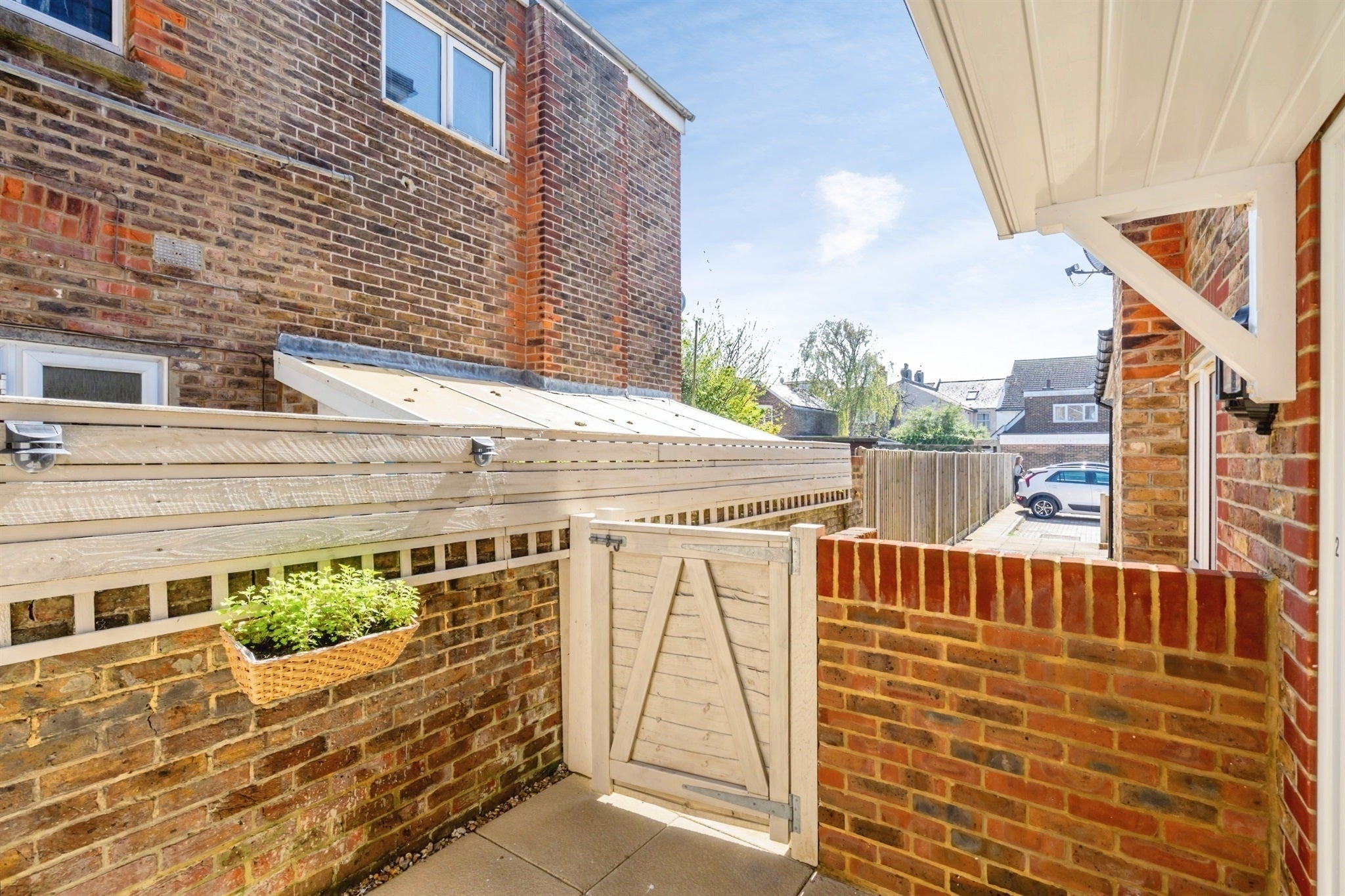 Flat Richmond Avenue in Arun