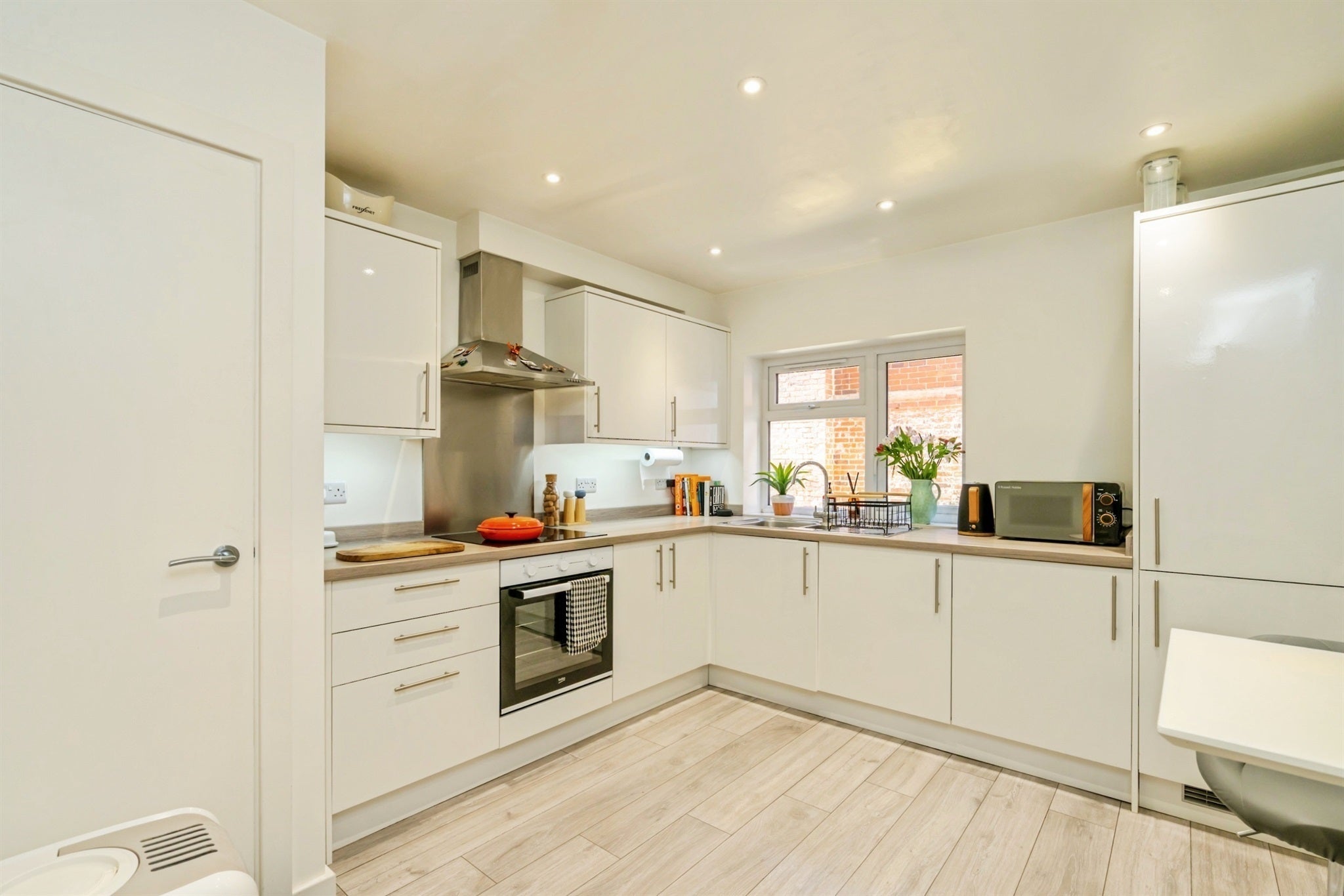 Flat Richmond Avenue in Arun