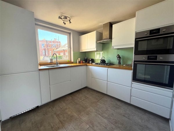 Flat Portsmouth Road in Greater London