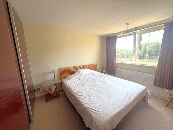Flat Portsmouth Road in Greater London