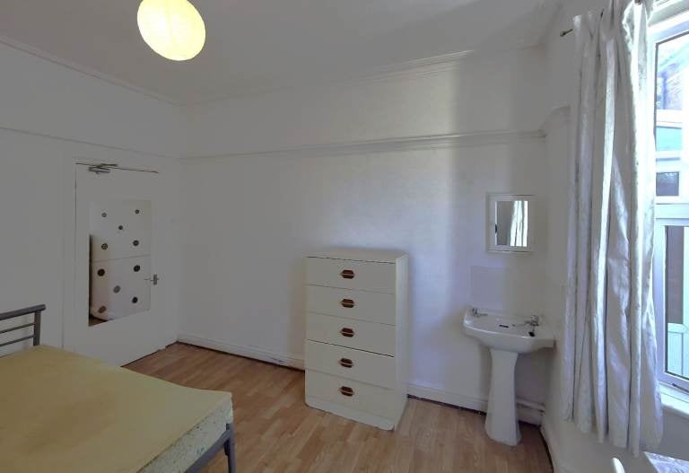 Flat Cumnor Road in Bournemouth