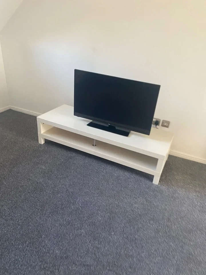 Room Shackleton Close in Guildford