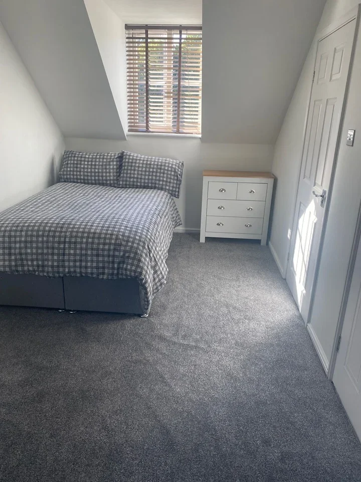 Room Shackleton Close in Guildford