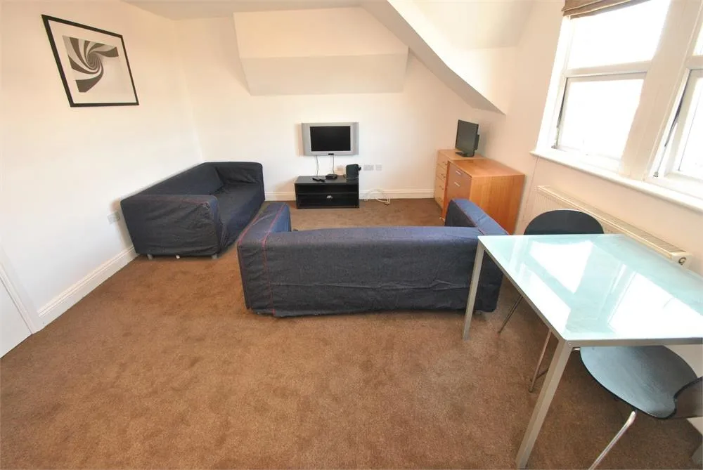 Flat Drayton Green Road in Greater London