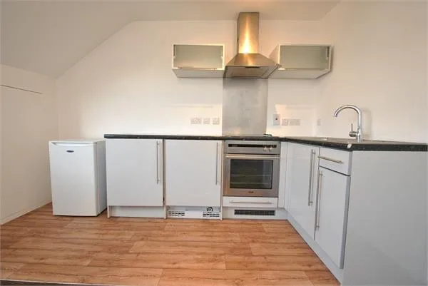 Flat Drayton Green Road in Greater London