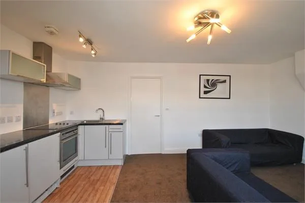 Flat Drayton Green Road in Greater London