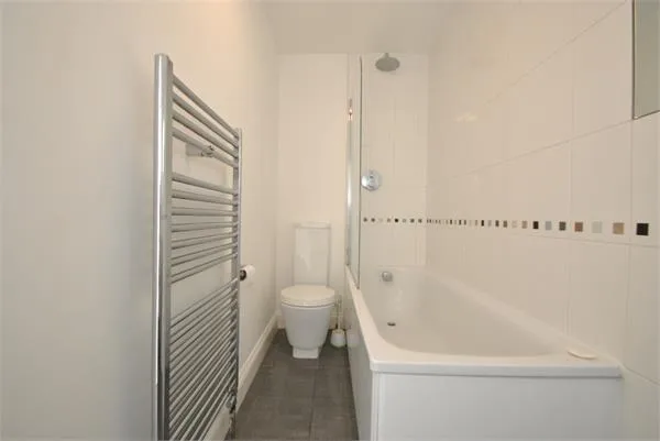 Flat Drayton Green Road in Greater London
