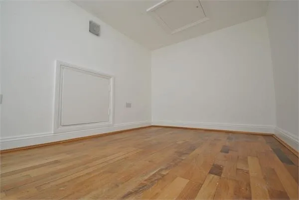 Flat Drayton Green Road in Greater London