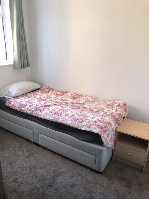 Room Lower Addiscombe Road in Greater London