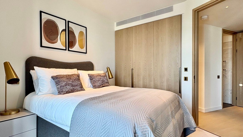 Flat Nine Elms Lane in Greater London