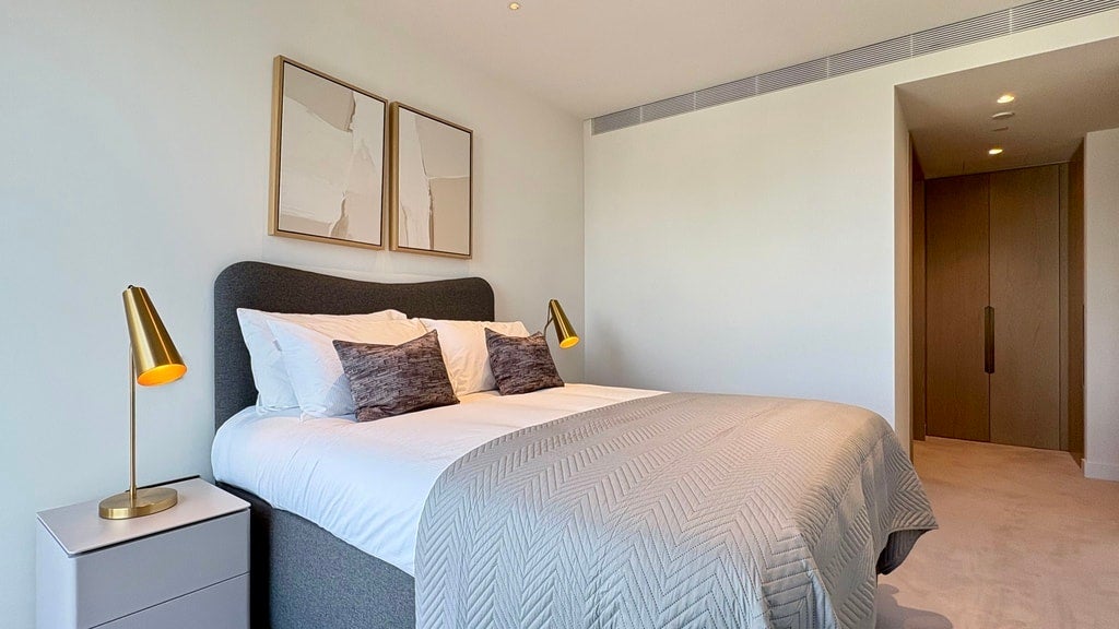Flat Nine Elms Lane in Greater London