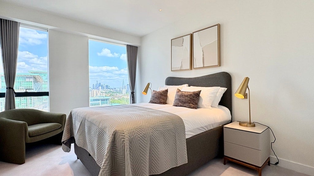 Flat Nine Elms Lane in Greater London
