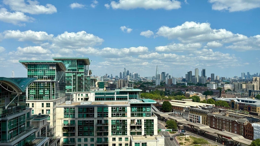 Flat Nine Elms Lane in Greater London