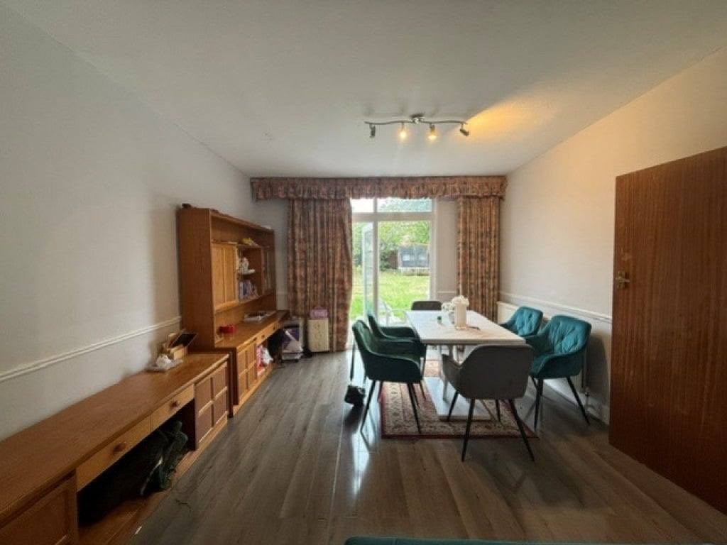 House Hawthorn Drive in Greater London