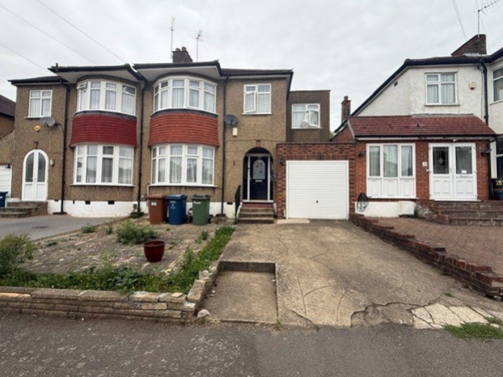 House Hawthorn Drive in Greater London