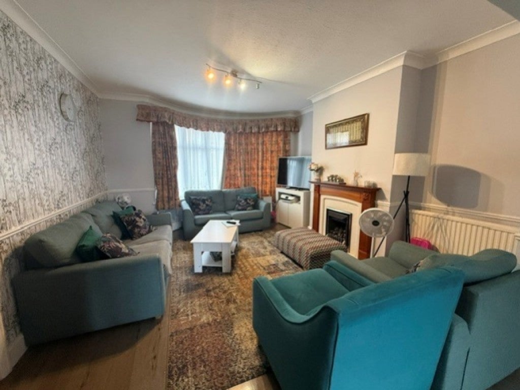 House Hawthorn Drive in Greater London