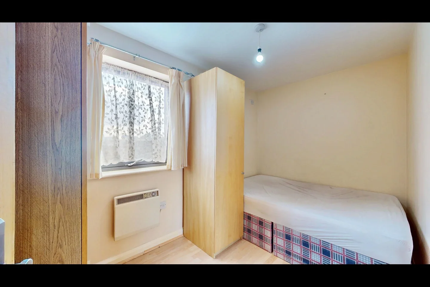 Flat Hirst Crescent in Greater London