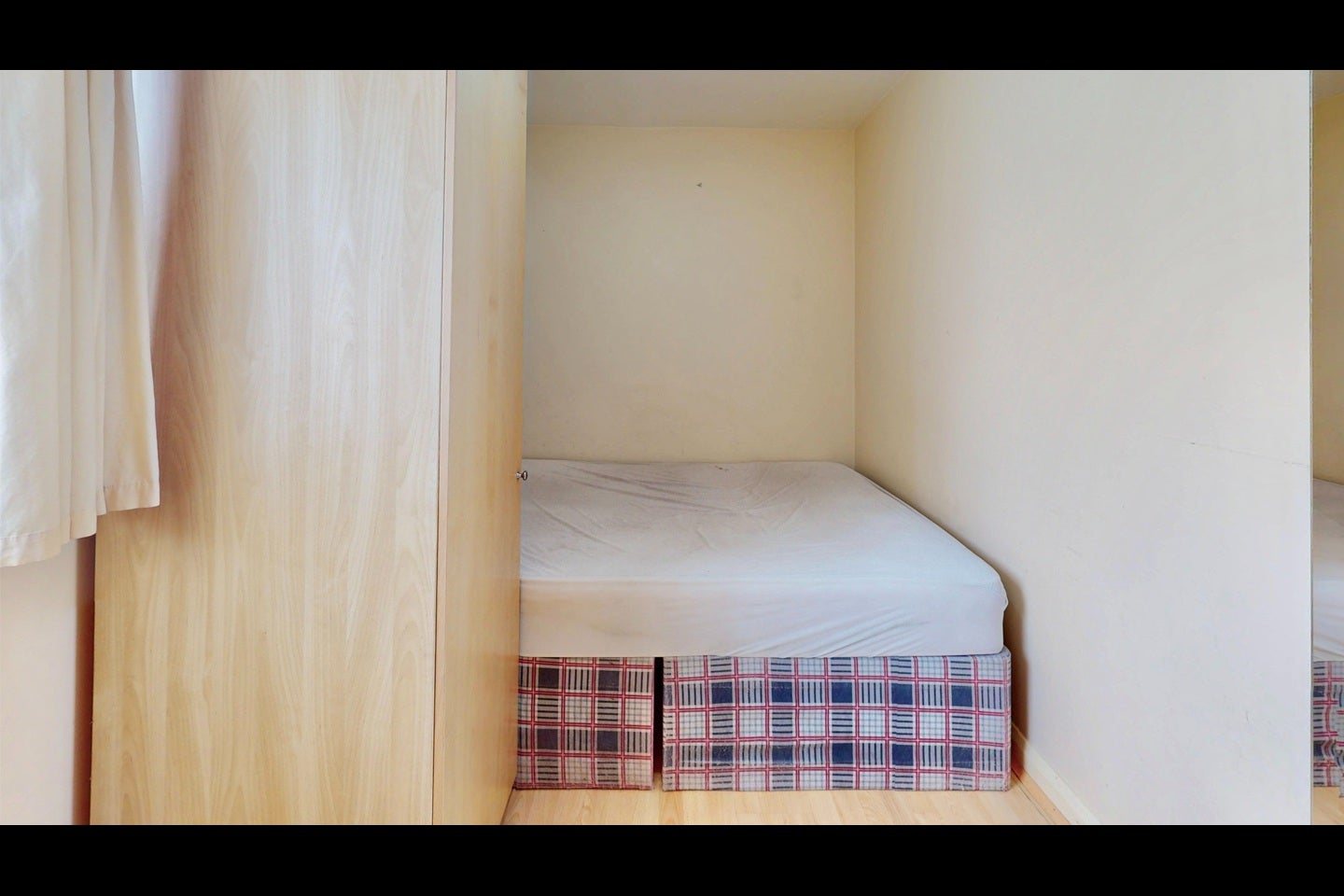 Flat Hirst Crescent in Greater London