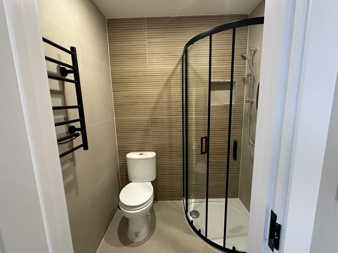 Flat Thornbury Road in Greater London