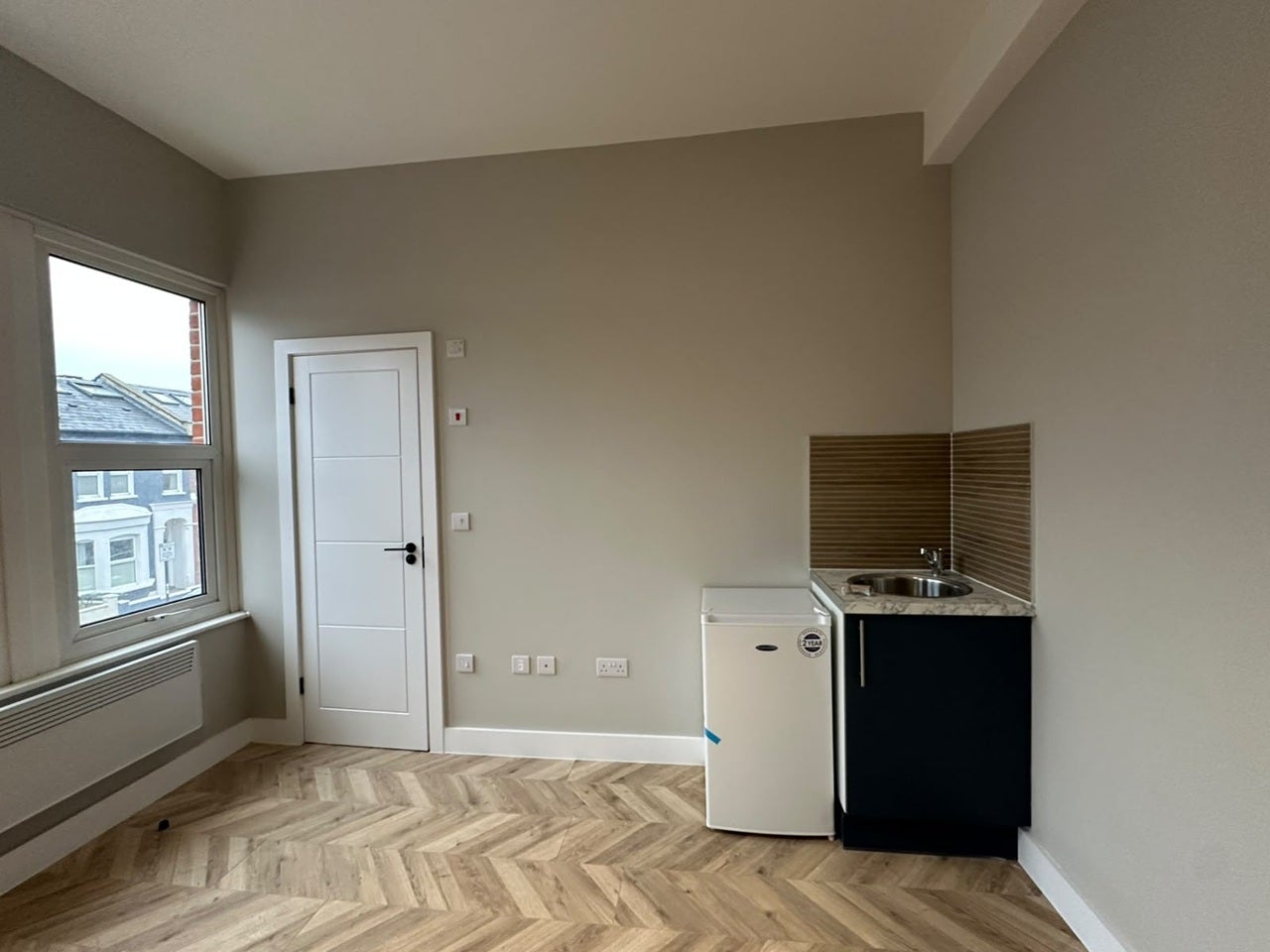 Flat Thornbury Road in Greater London