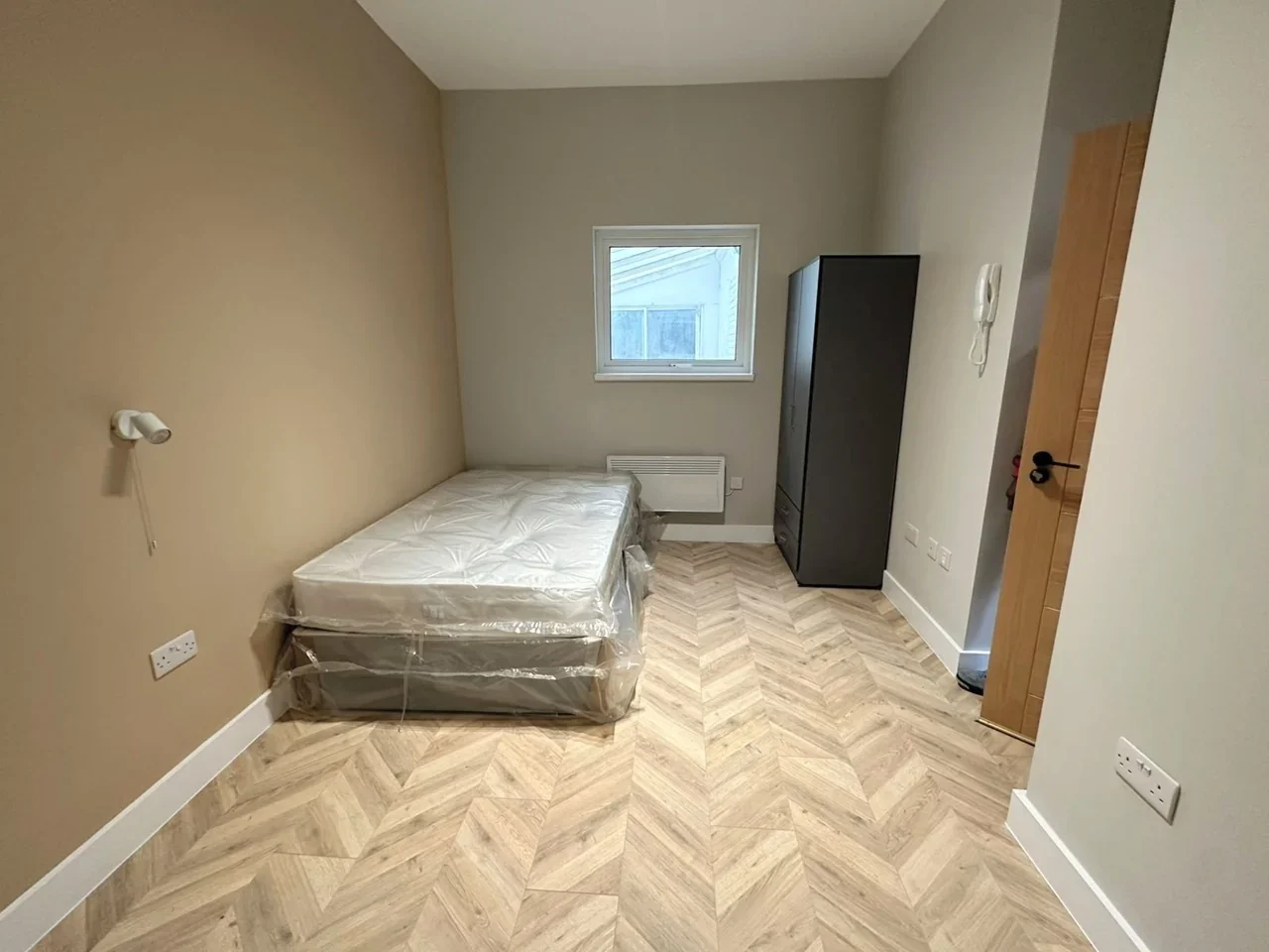 Flat Thornbury Road in Greater London