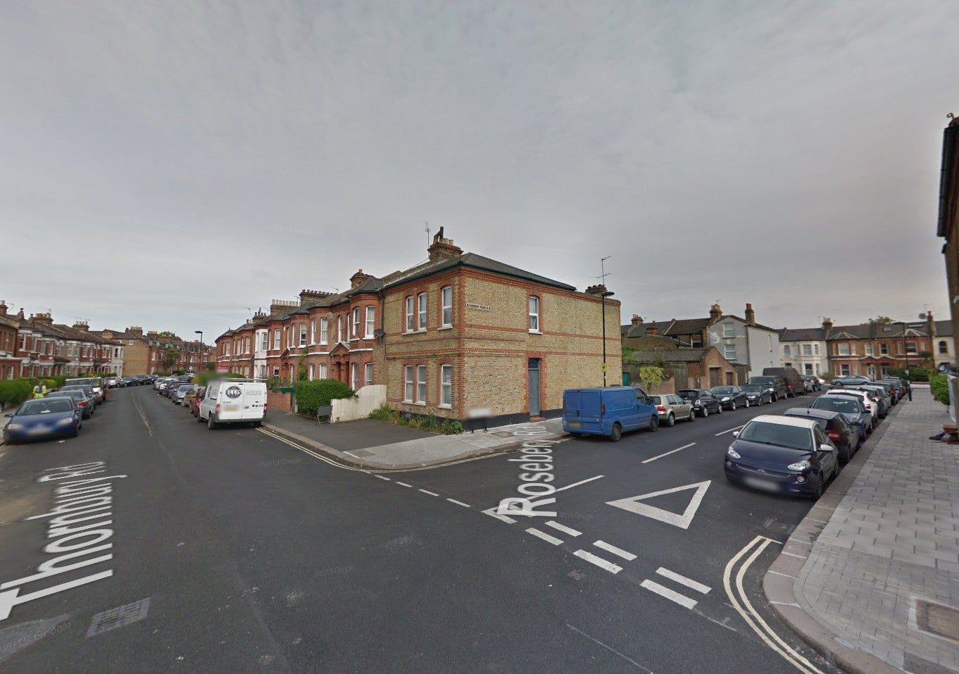 Flat Thornbury Road in Greater London