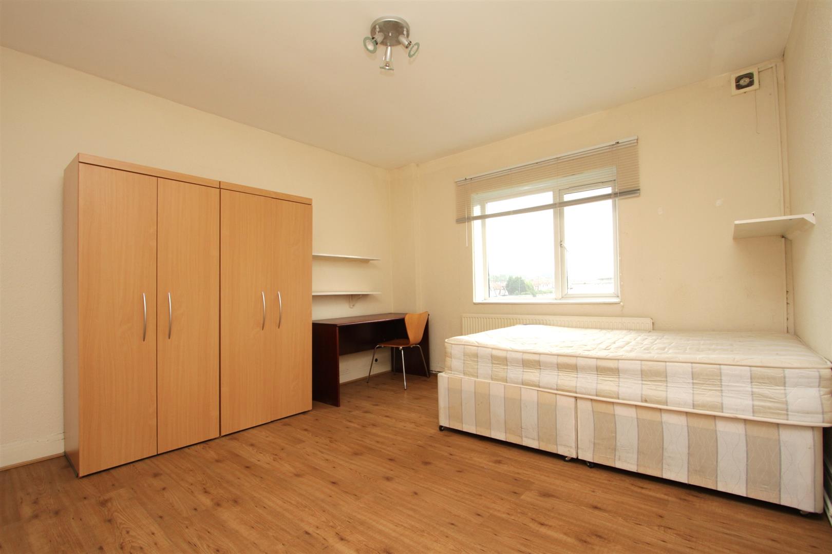 Flat Great North Way in Greater London