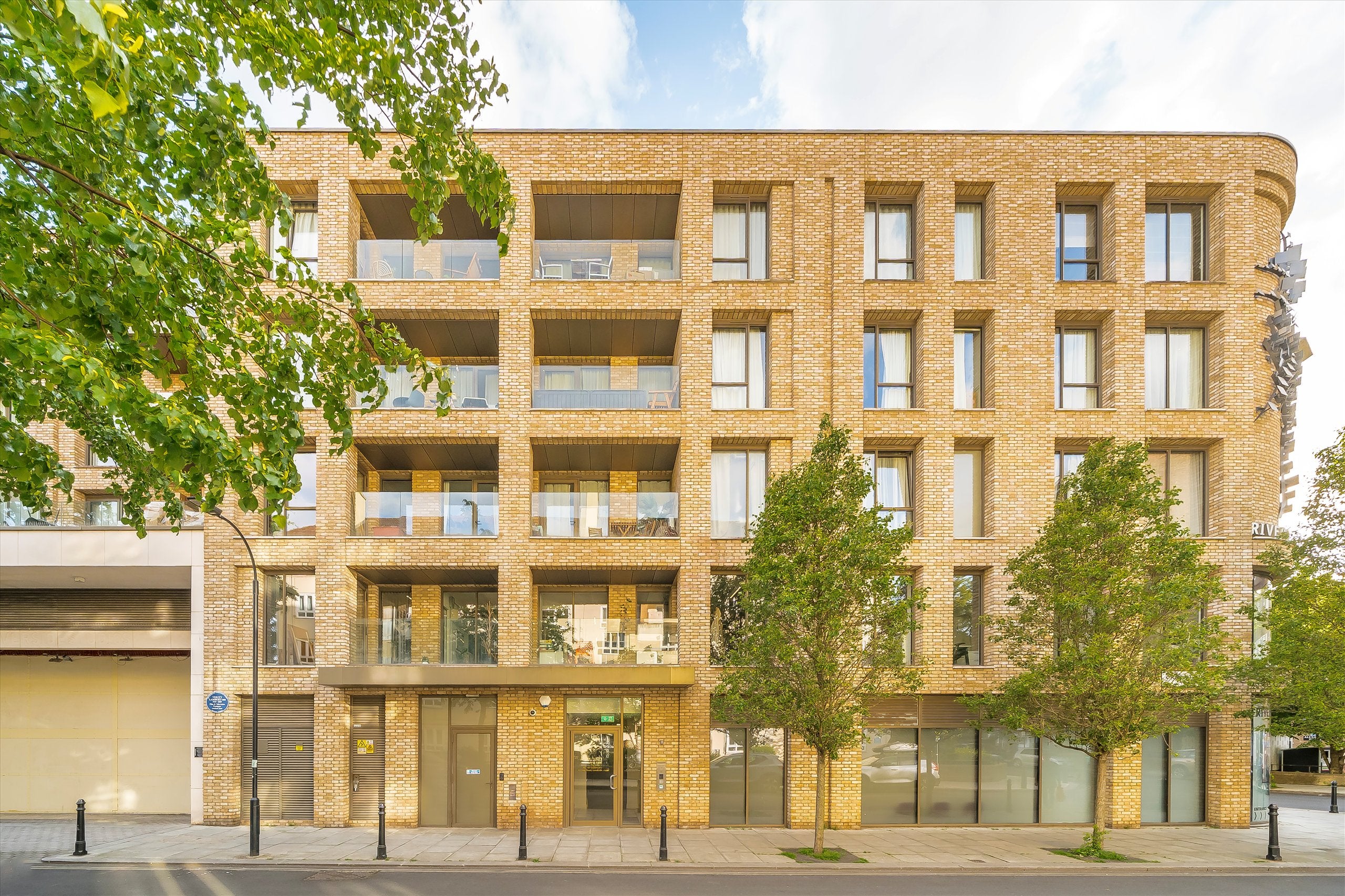Flat Crisp Road in Greater London