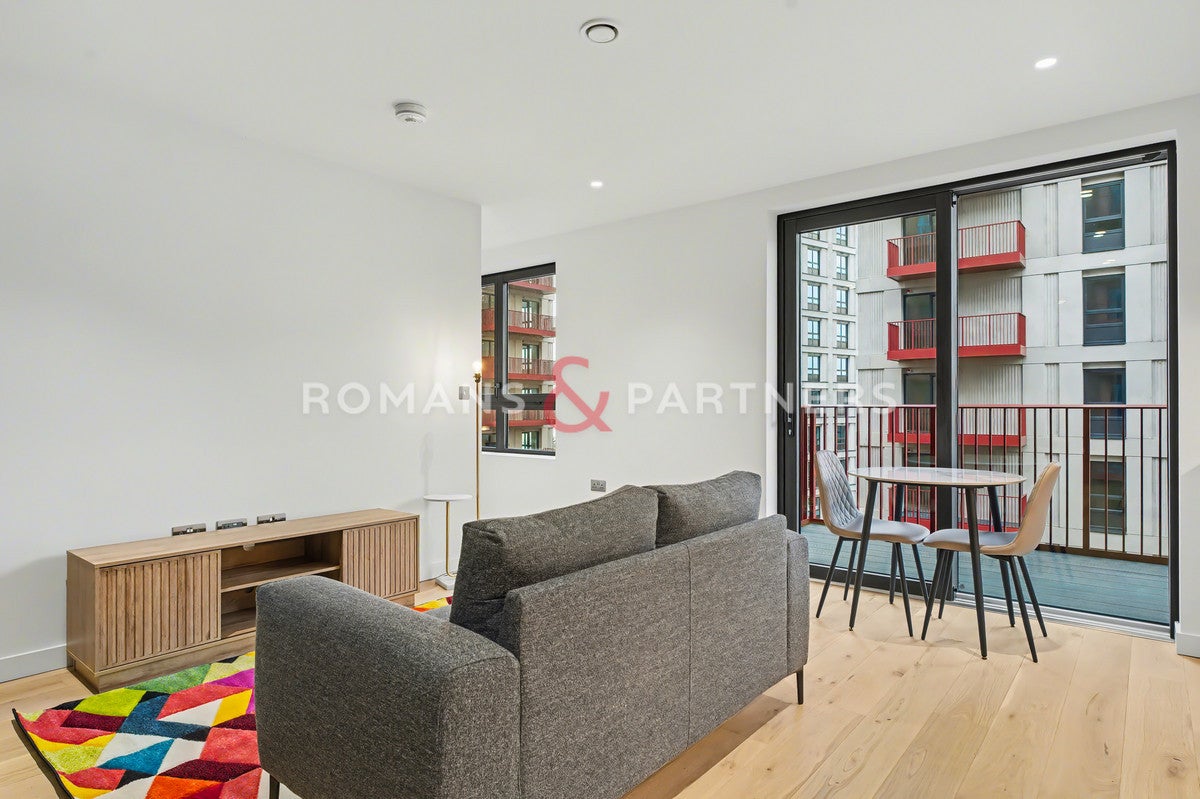 Flat Chandlers Avenue in Greater London