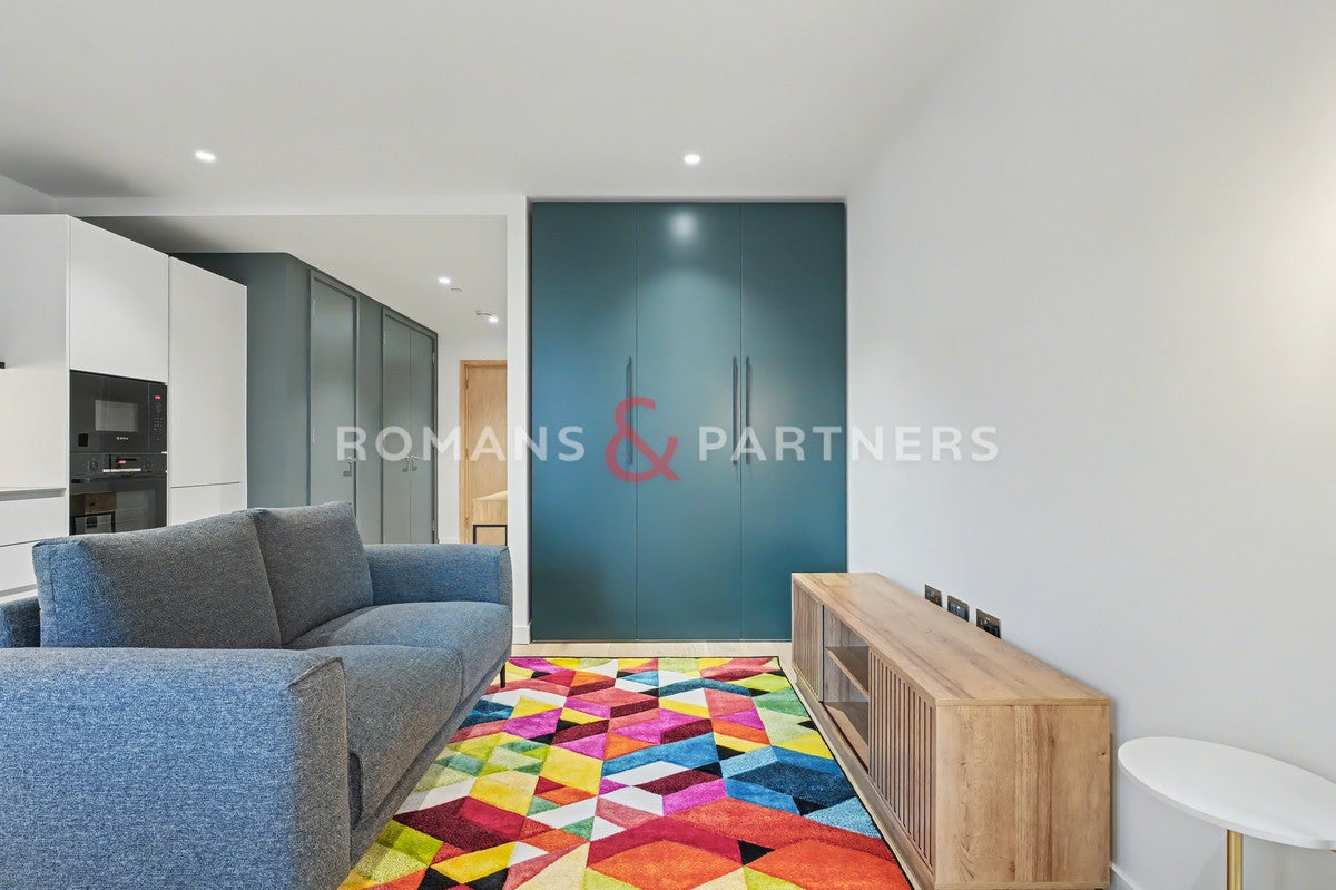 Flat Chandlers Avenue in Greater London