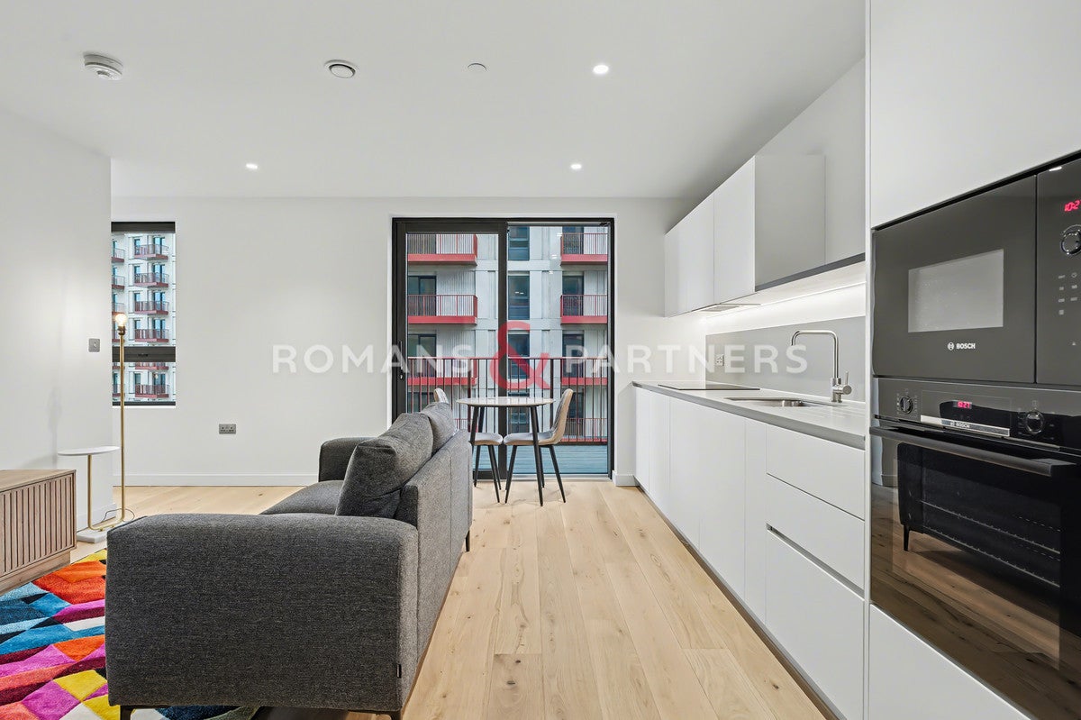 Flat Chandlers Avenue in Greater London