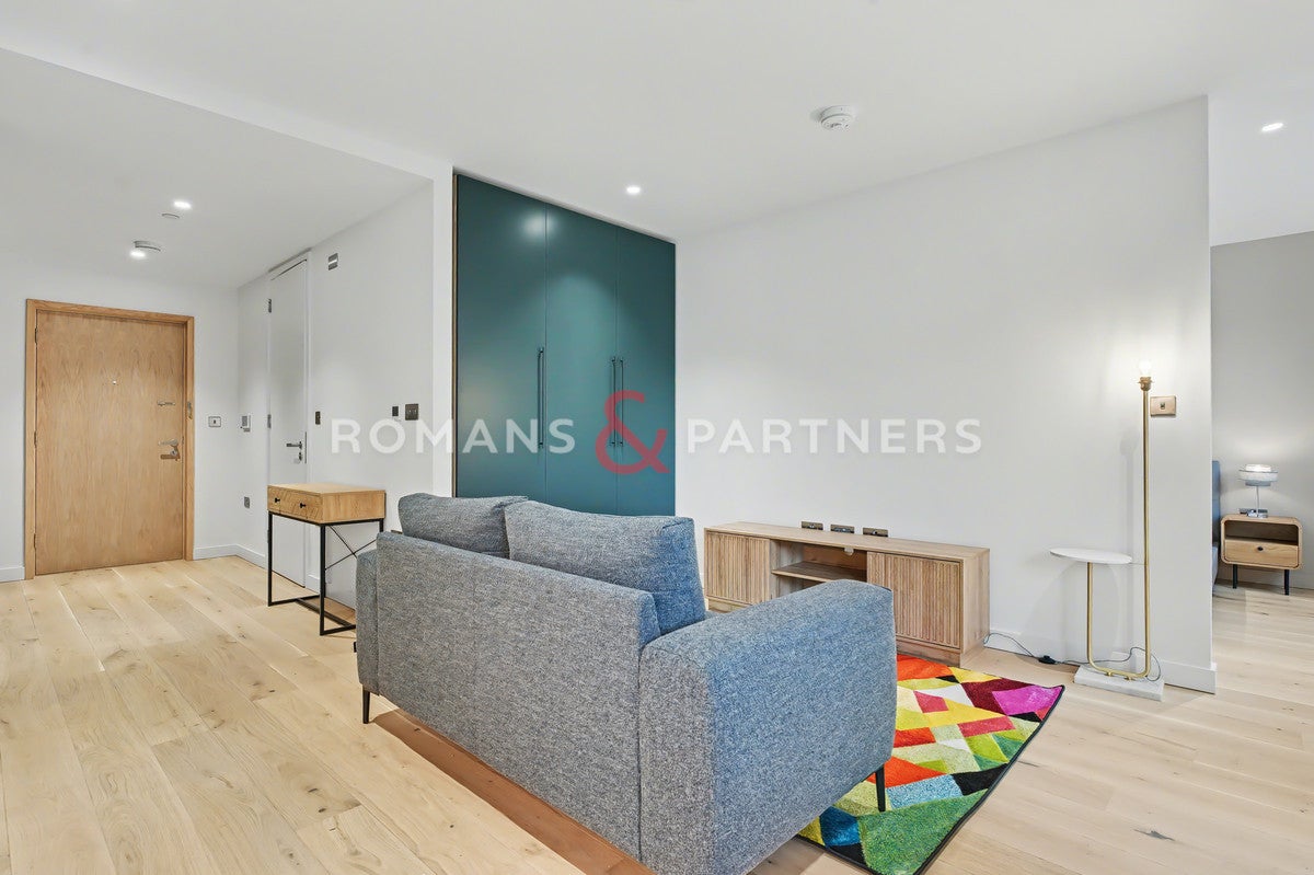 Flat Chandlers Avenue in Greater London