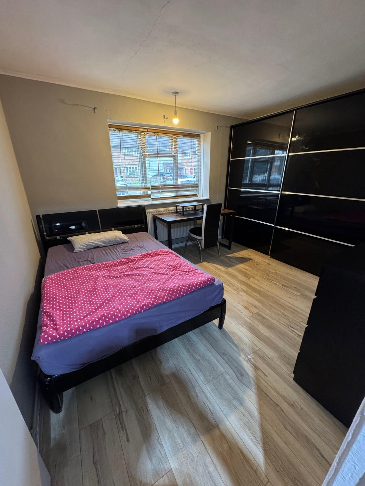 Room Charlton Crescent in Greater London