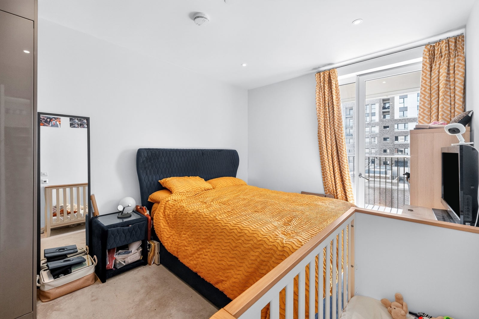 Flat Sayer Street in Greater London