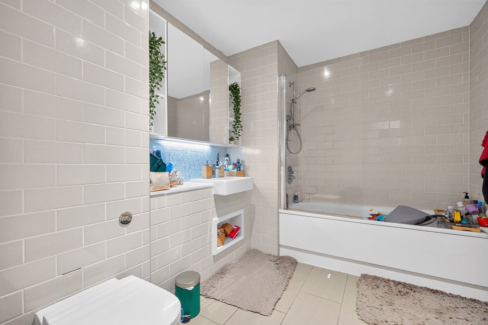 Flat Sayer Street in Greater London