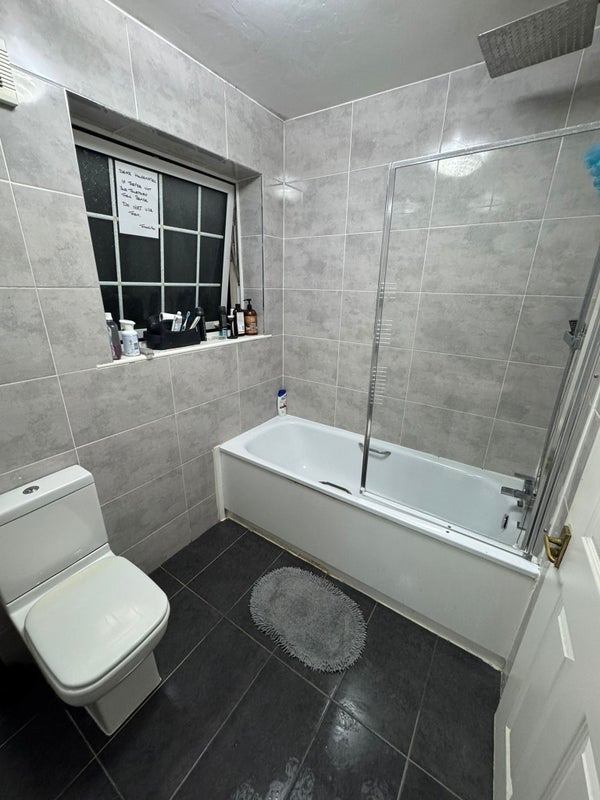Room Queen Elizabeth's Drive in Greater London