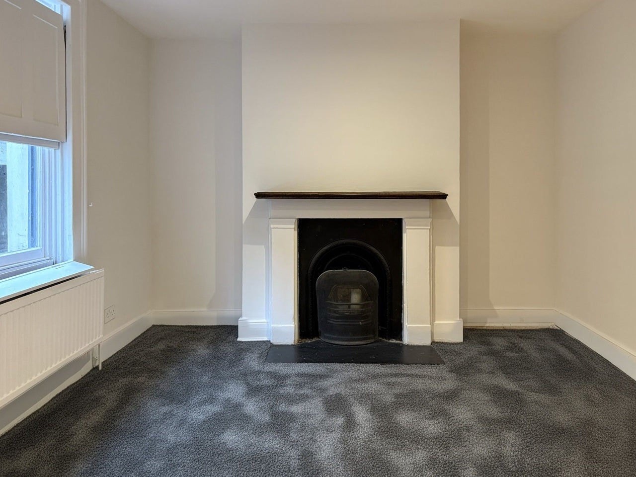 Flat Ellesmere Road in Greater London
