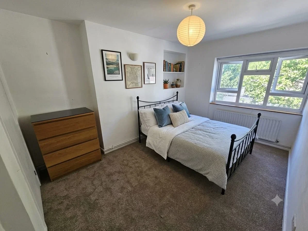 Flat Melrose Gardens in Greater London
