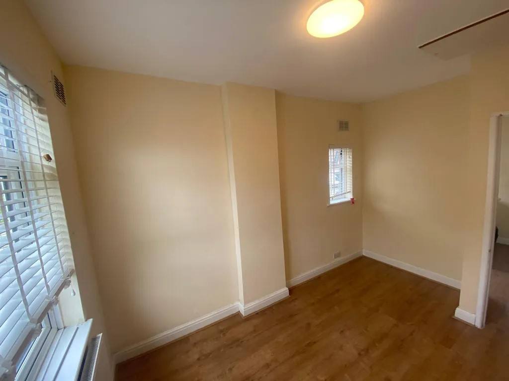 Flat Pinner Park Avenue in Greater London