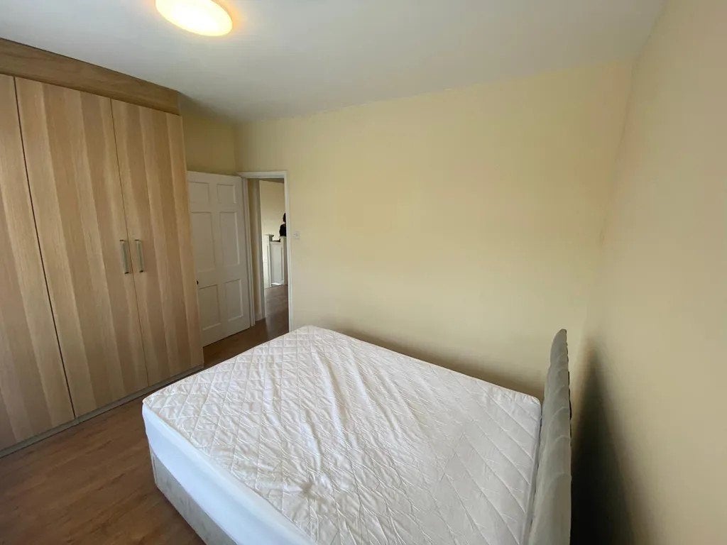 Flat Pinner Park Avenue in Greater London