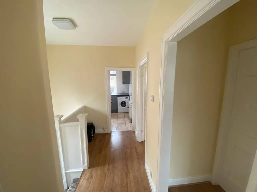 Flat Pinner Park Avenue in Greater London