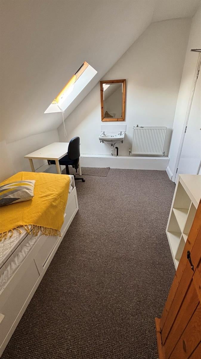 Room Westbourne Avenue in Hull