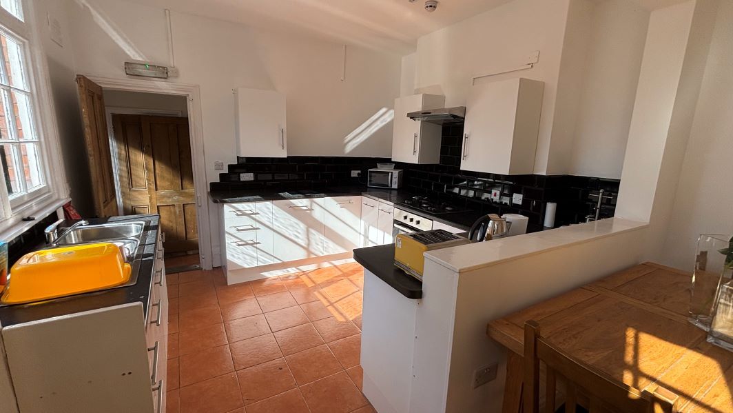 Room Westbourne Avenue in Hull