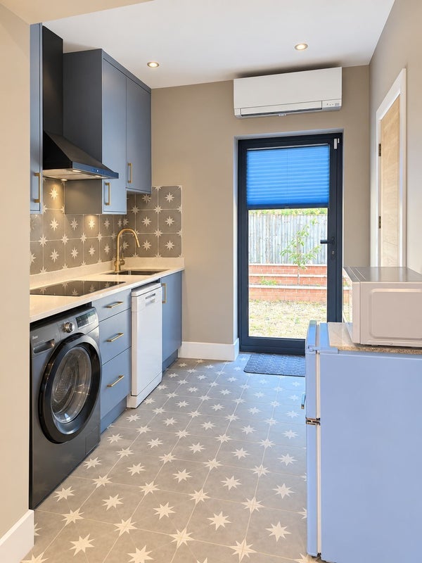 Room Knoll Rise in Greater London
