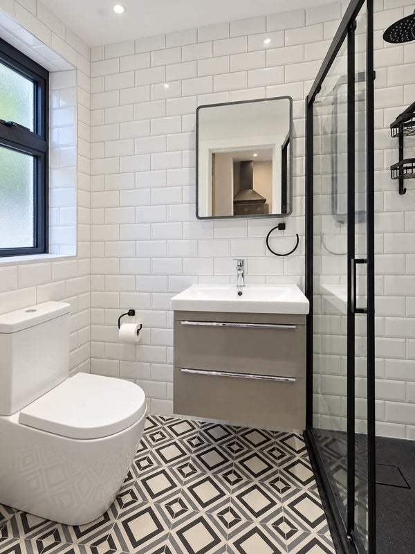 Room Knoll Rise in Greater London