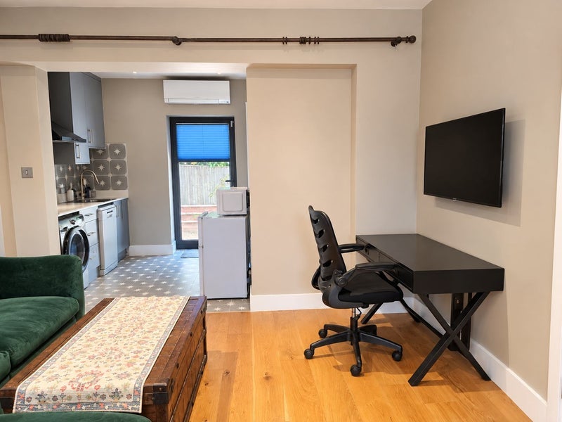 Room Knoll Rise in Greater London