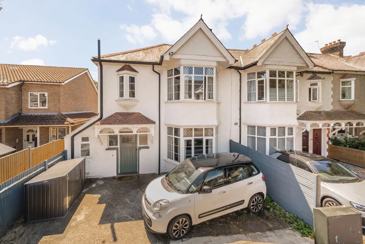 House Cuckoo Lane in Greater London